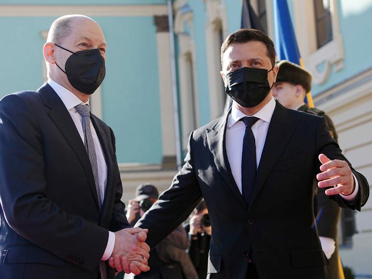 Bundeskanzler Scholz und Selenskyj drücken sich bei der Begrüssung die Hände, Kiew, Ukraine, 14.Februar 2022.