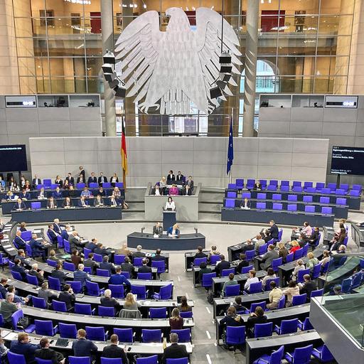 Berlin, Deutschland: Deutscher Bundestag: 57. Bundestagssitzung: Blick ins Plenum, am Rednerpult steht Bundesministerin für Wirtschaft und Energie Katherina Reiche (CDU)