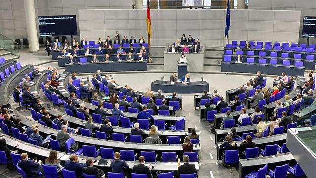 Berlin, Deutschland: Deutscher Bundestag: 57. Bundestagssitzung: Blick ins Plenum, am Rednerpult steht Bundesministerin für Wirtschaft und Energie Katherina Reiche (CDU)