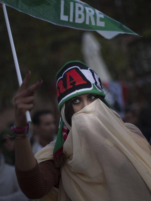 Eine Frau mit Schleier vor dem Gesicht demonstriert für die Unabhängigkeit der Westsahara und gegen die Besetzung durch Marokko. 