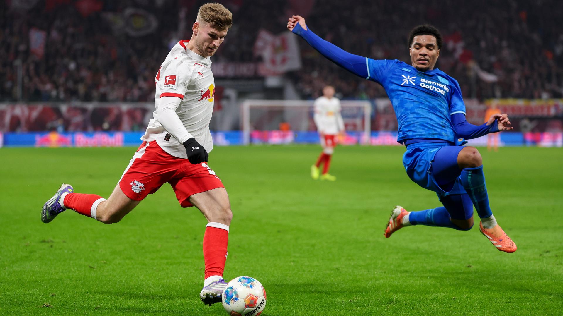 Zwei Fußballspieler kämpfen um den Ball. 