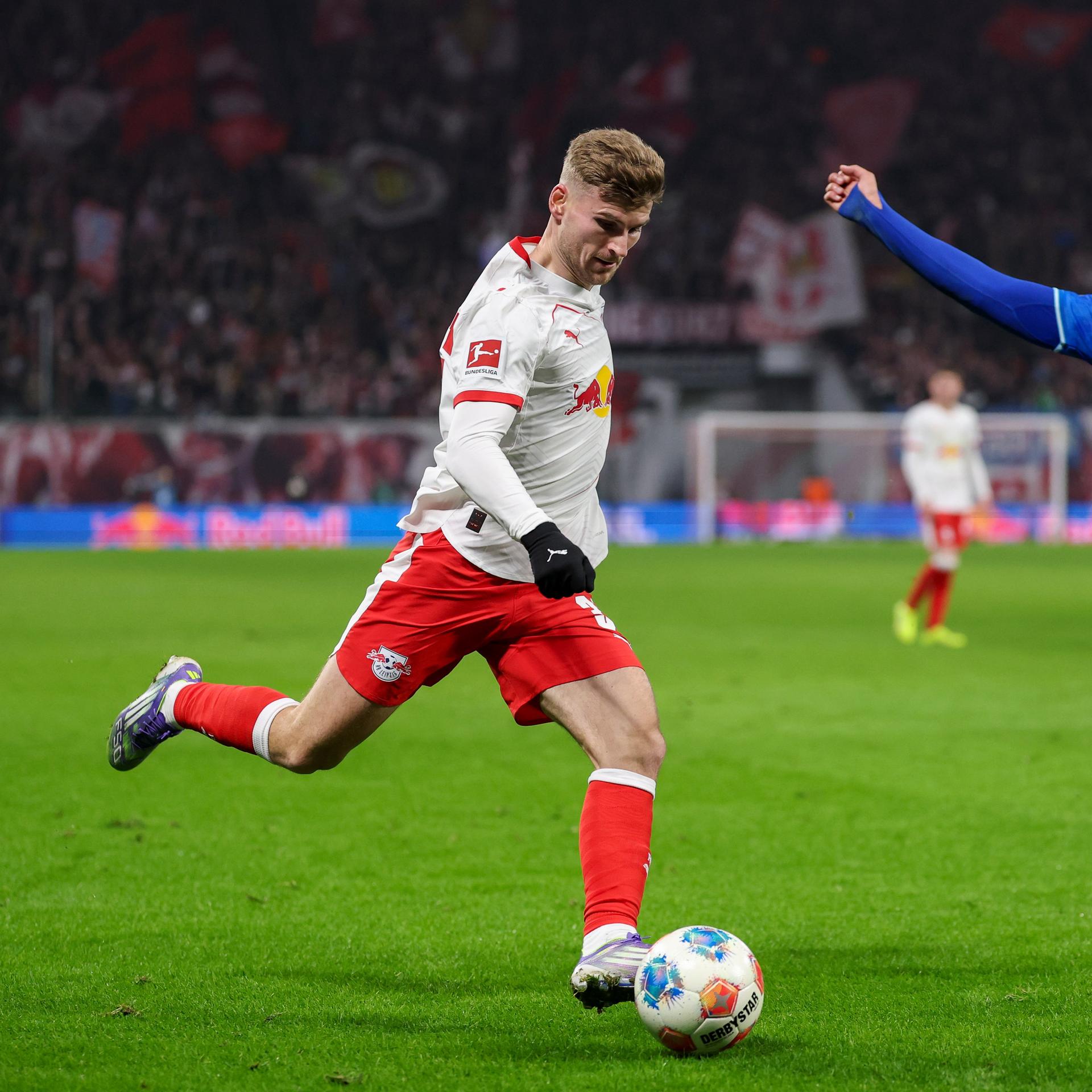 Zwei Fußballspieler kämpfen um den Ball. 