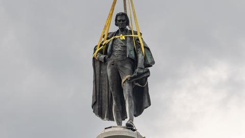 Eine Statur ist mit Bändern versehen, um sie vom Sockel zu heben. Es ist die Statur des ehemaligen Vizepräsidenten John Calhoun, der die Sklaverei befürwortet hat.
