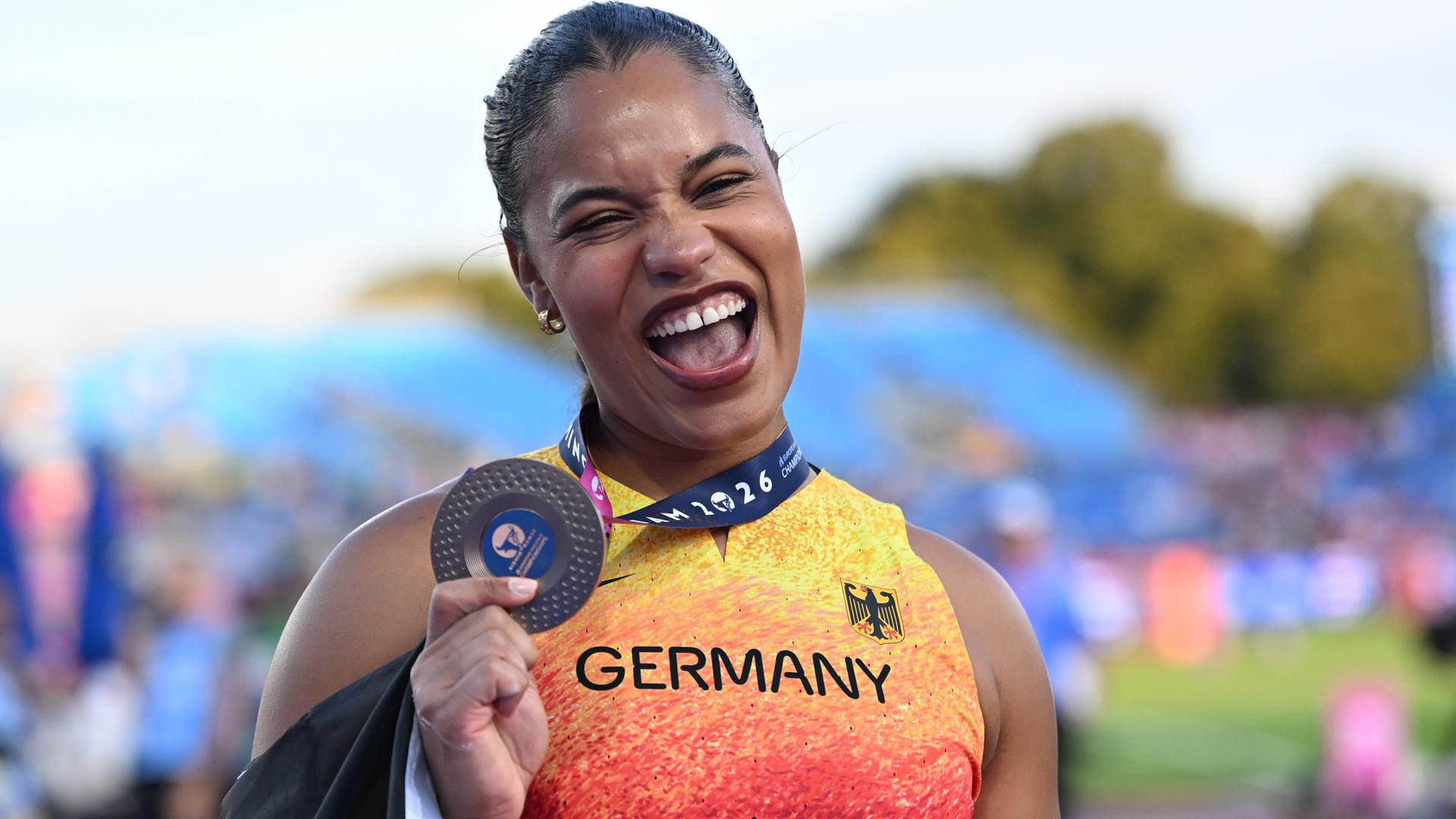 Yemisi Mabry freut sich über ihre Bronzemedaille.
Yemisi Mabry freut sich über ihre Bronzemedaille.