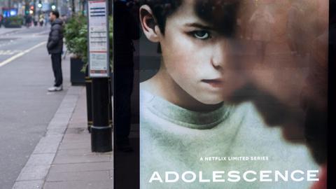 Werbung für die Netflix-Serie "Adolescence" an einer Bushaltestelle in London