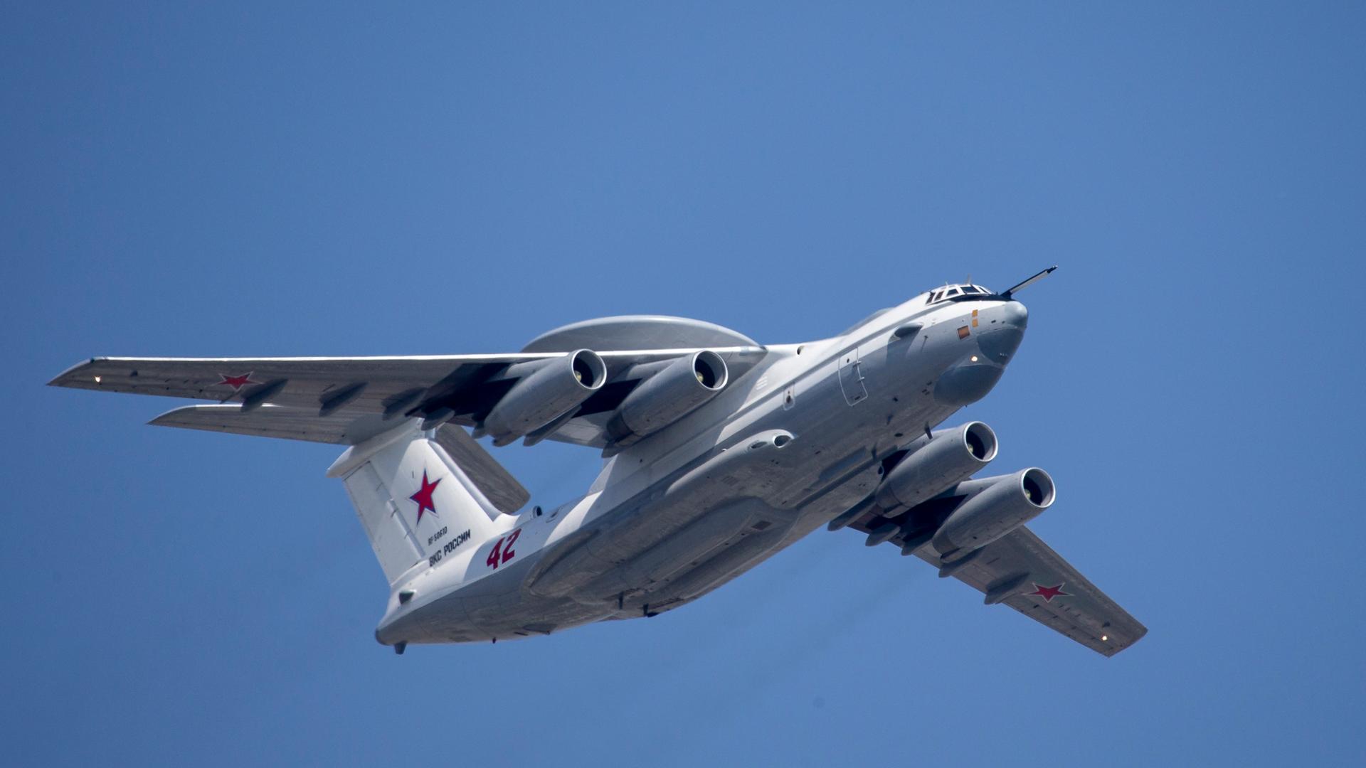 Eine russische Abwehrmaschine vom Typ A-50 in der Luft vor blauem Himmel.