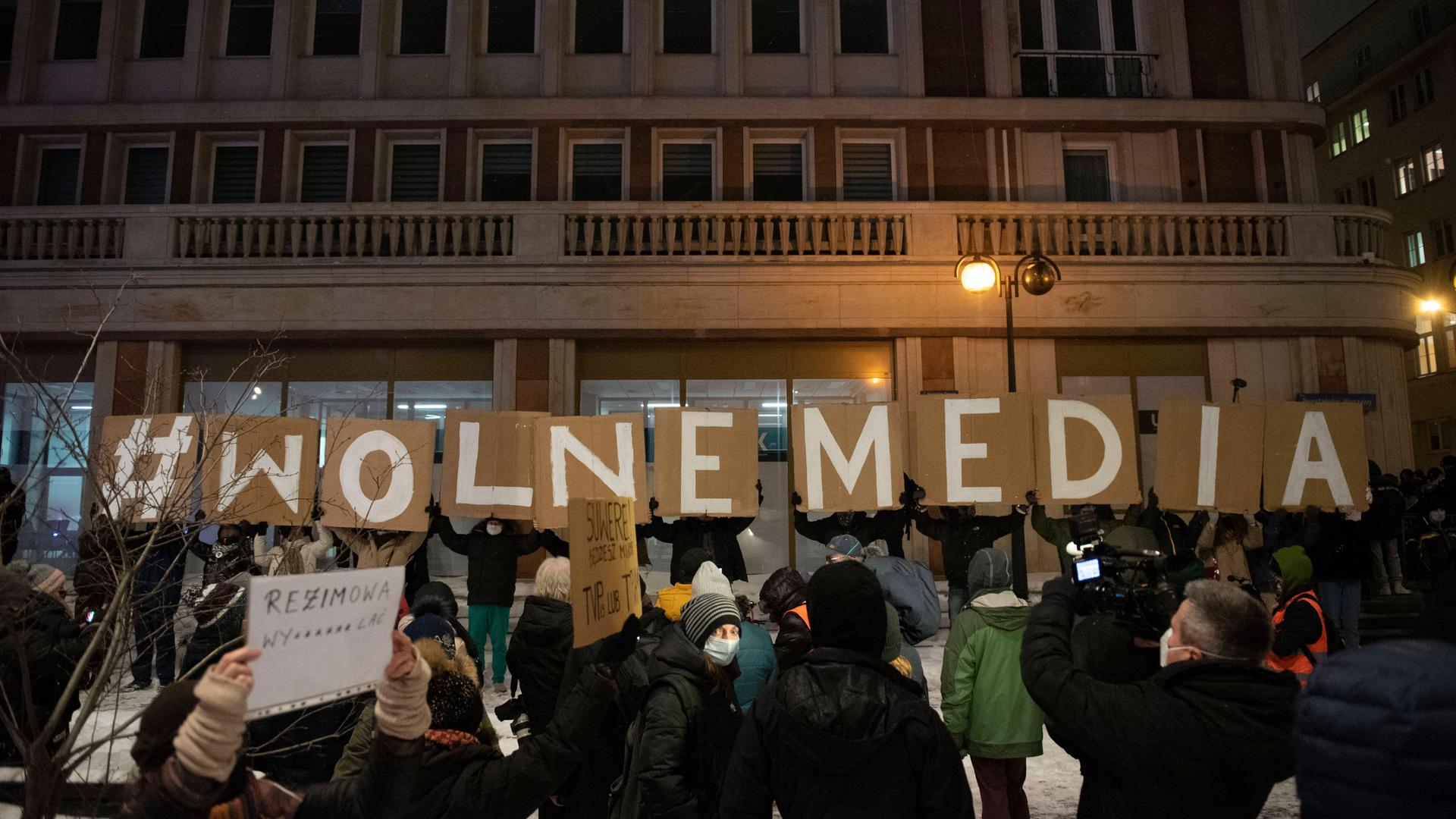 Demonstranten in Warschau halten am 10.02.2021 Buchstaben-Banner hoch, die die Worte "Wolne Media" bilden: "Freie Medien".