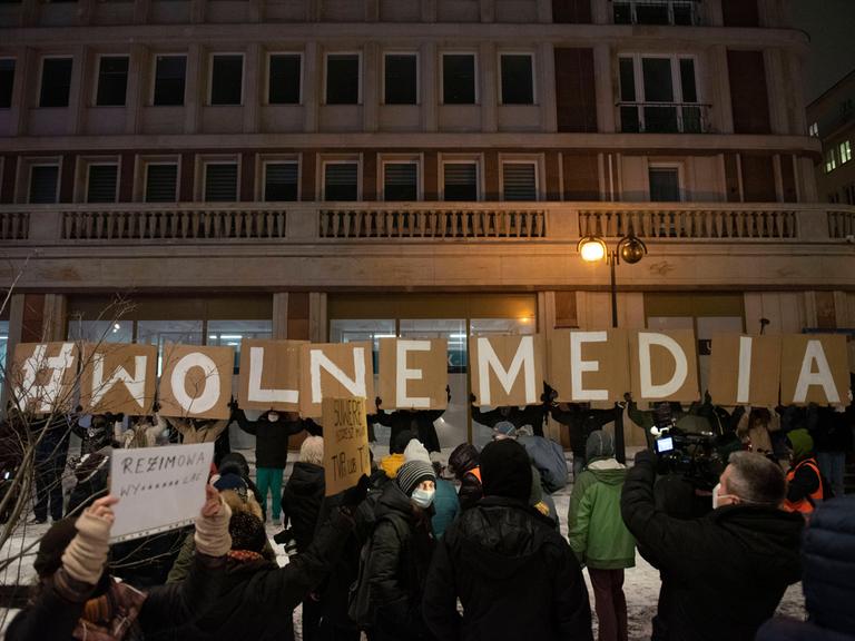 Demonstranten in Warschau halten am 10.02.2021 Buchstaben-Banner hoch, die die Worte "Wolne Media" bilden: "Freie Medien".