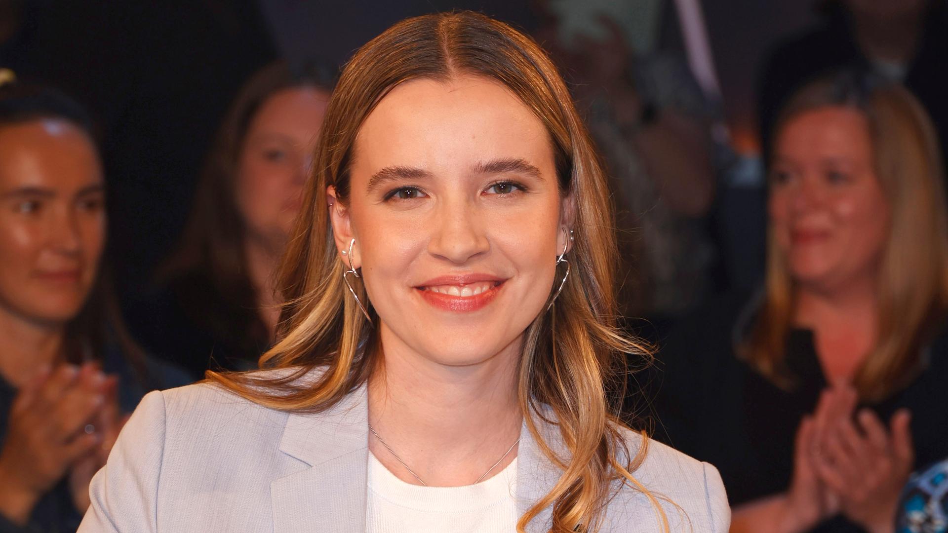 Valentina Busik sitzt bei der Aufzeichnung der 'NDR Talk Show' im Fernsehstudio. Valentina Busik sitzt bei der Aufzeichnung der 'NDR Talk Show' im Fernsehstudio.