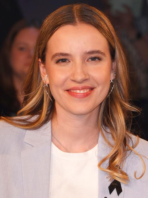 Valentina Busik sitzt bei der Aufzeichnung der 'NDR Talk Show' im Fernsehstudio.