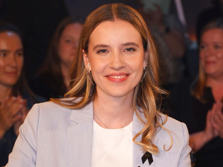 Valentina Busik sitzt bei der Aufzeichnung der 'NDR Talk Show' im Fernsehstudio.
