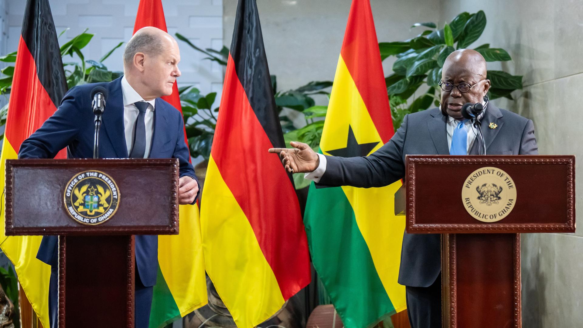 Ghana, Accra: Bundeskanzler Olaf Scholz (SPD, l), nimmt neben Nana Akufo-Addo, Präsident von Ghana, an der Pressekonferenz im Jubilee House teil.