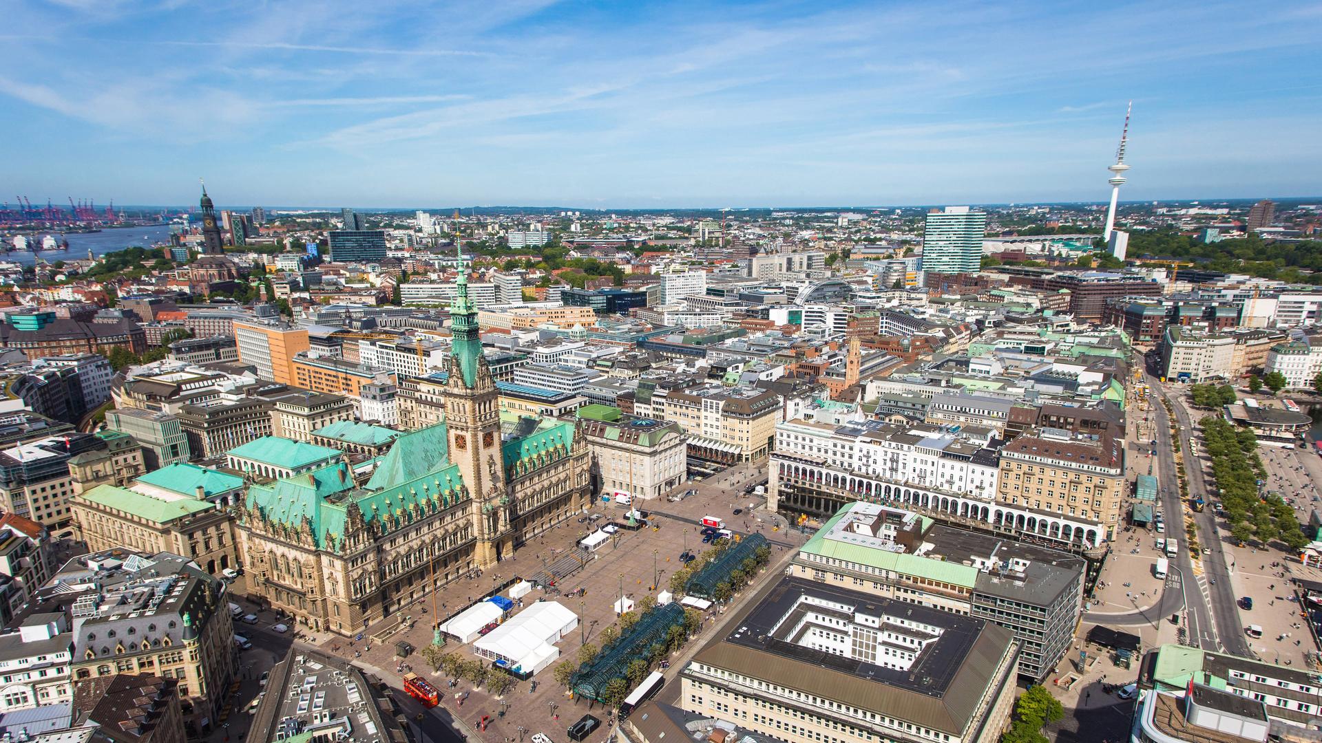 Paoramablick auf die Dächer Hamburgs vor blauem Himmel