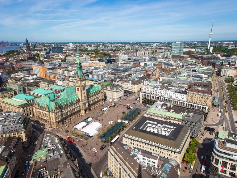 Paoramablick auf die Dächer Hamburgs vor blauem Himmel