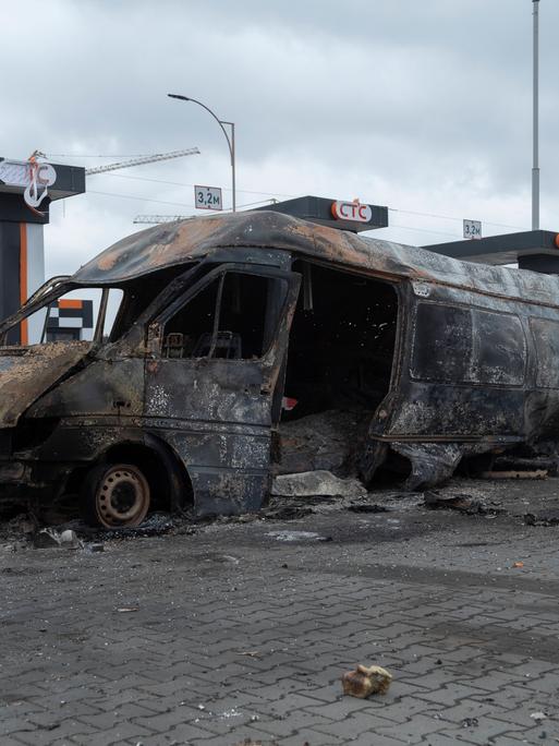 Zerstörtes Fahrzeug in Irpin, aufgenommen am 13. März 2022