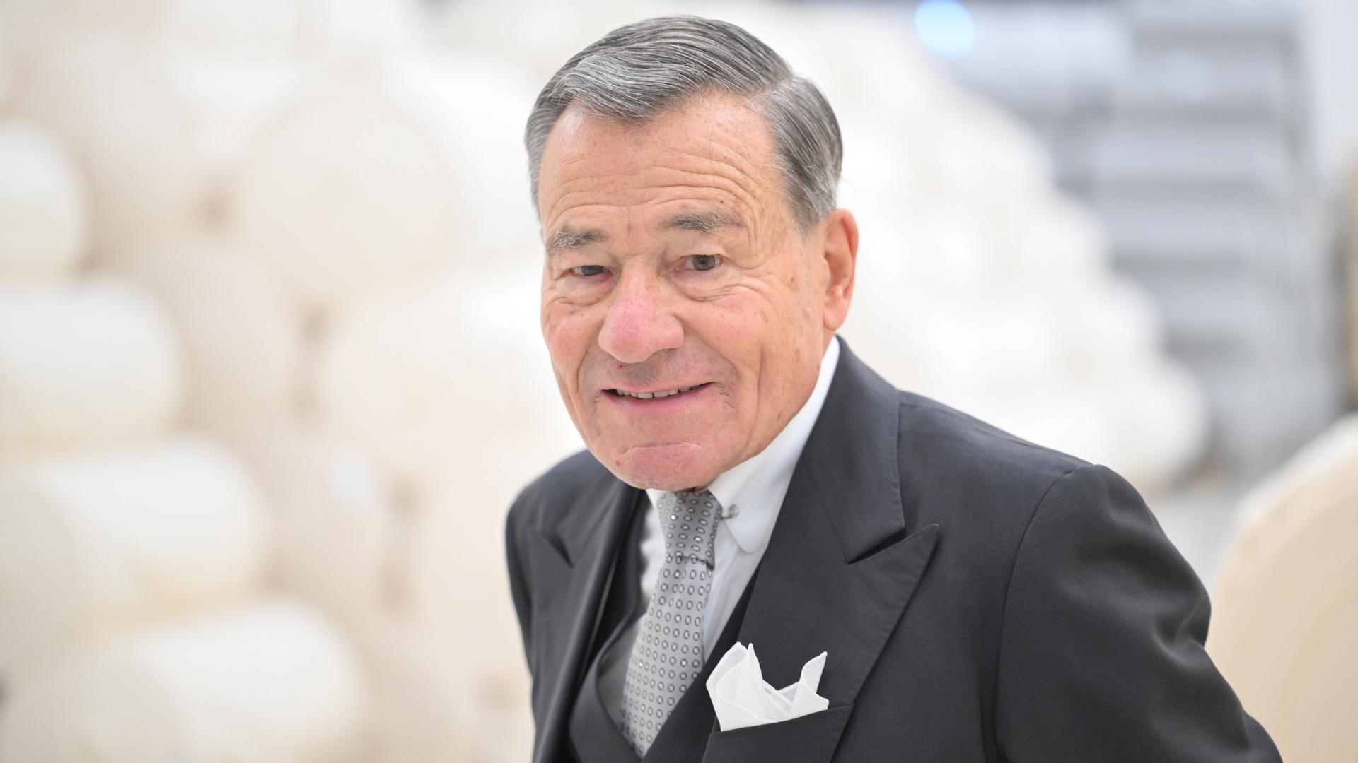 Wolfgang Grupp vom Bekleidungsunternehmen Trigema, aufgenommen in einem Lager für Stoffballen.