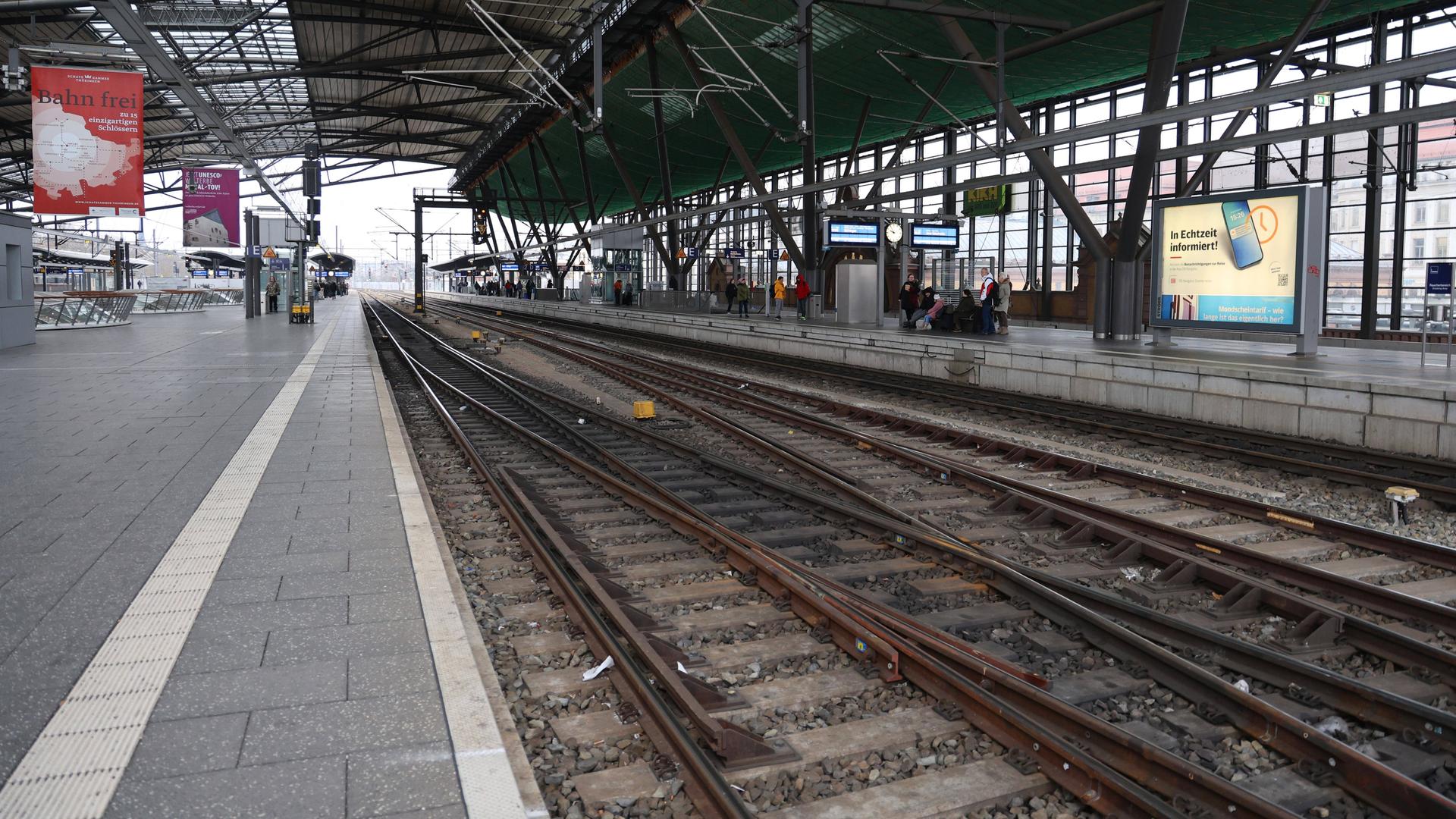 Leere Bahnsteige und Gleise am Hauptbahnhof in Erfurt.