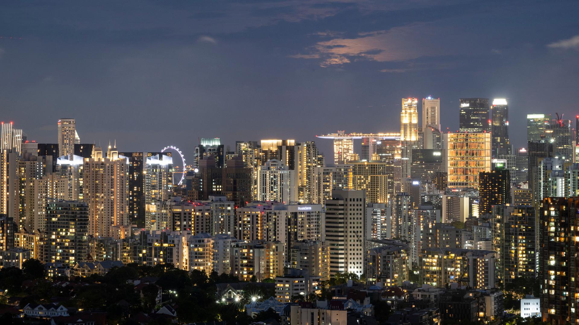 DieSkyline von Singapur ist geprägt von Wolkenkratzern zahlreicher Firmen.