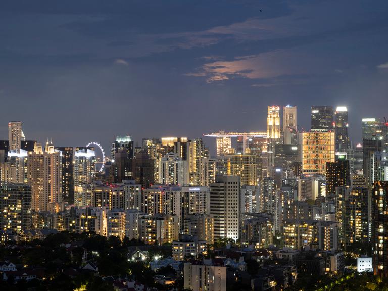 DieSkyline von Singapur ist geprägt von Wolkenkratzern zahlreicher Firmen.