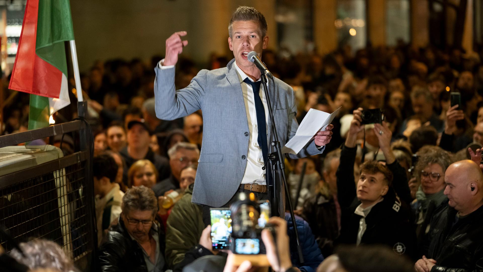 Der ungarische Oppositionspolitiker Peter Magyar hält während der Anti-Orban-Proteste in Budapest eine Rede.
