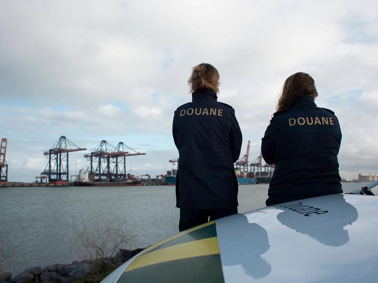 Mitarbeiterinnen des Zolls von Rotterdam schauen auf die Frachtcontainer