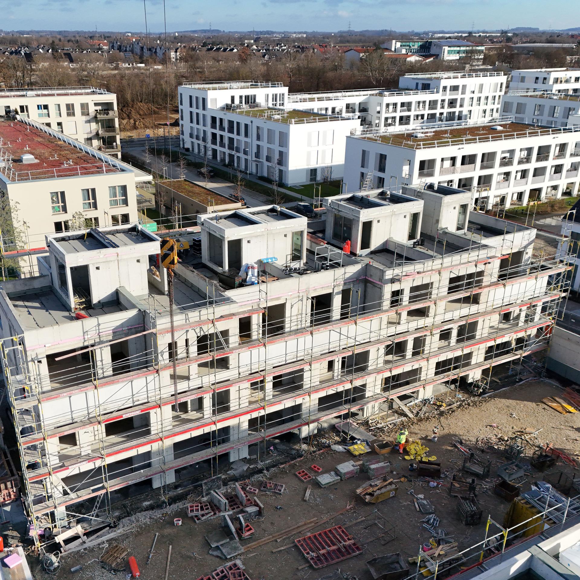 Eine Baustelle mit mehreren Rohbauten.