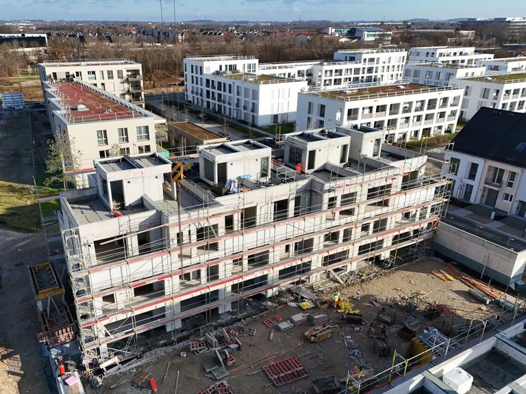 Eine Baustelle mit mehreren Rohbauten.