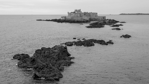 Gezeiten-Insel Petit-Bé mit Fort National, Saint Malo, Ille et Vilaine, Bretagne, Frankreich.