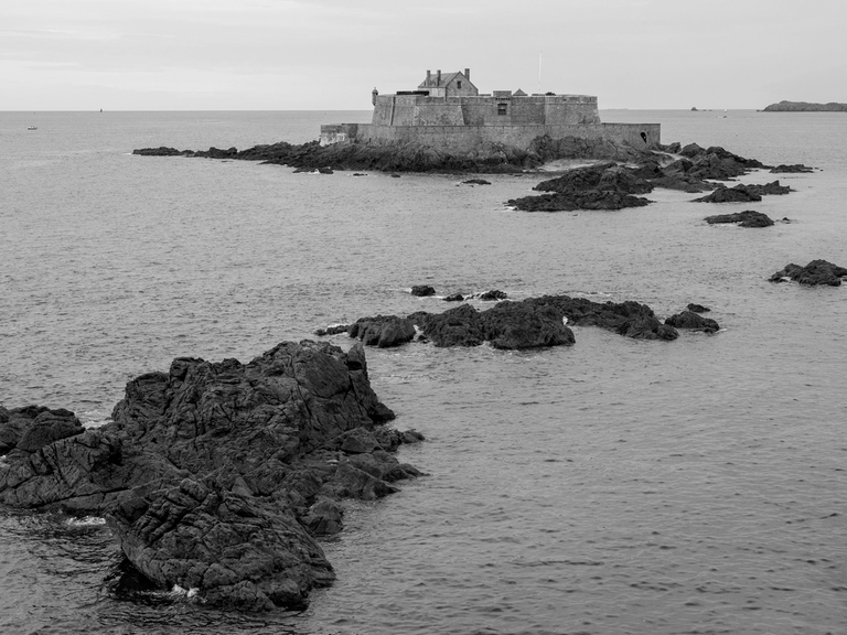 Gezeiten-Insel Petit-Bé mit Fort National, Saint Malo, Ille et Vilaine, Bretagne, Frankreich.