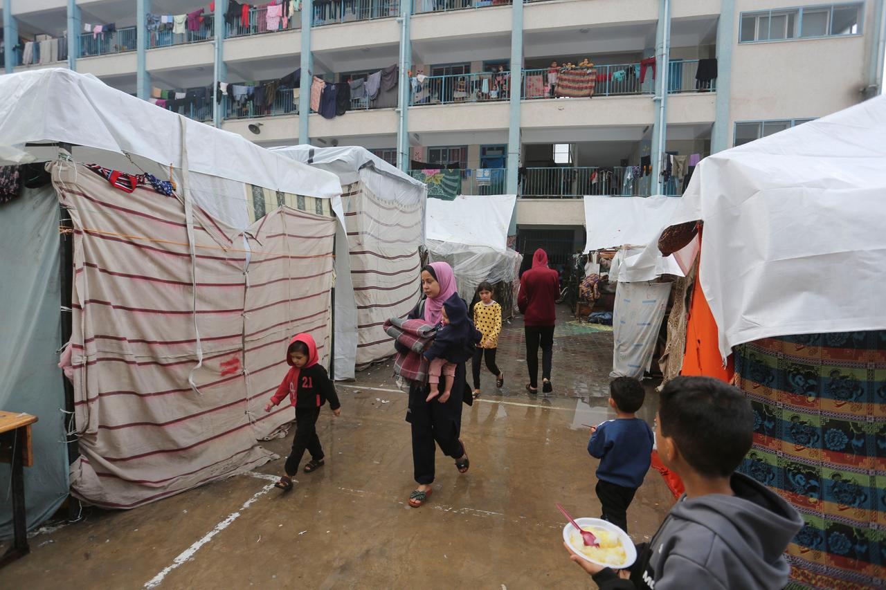 Rafah: Vertriebene Palästinenser errichten Zelte im Hof einer von den Vereinten Nationen (UN) betriebenen Schule.