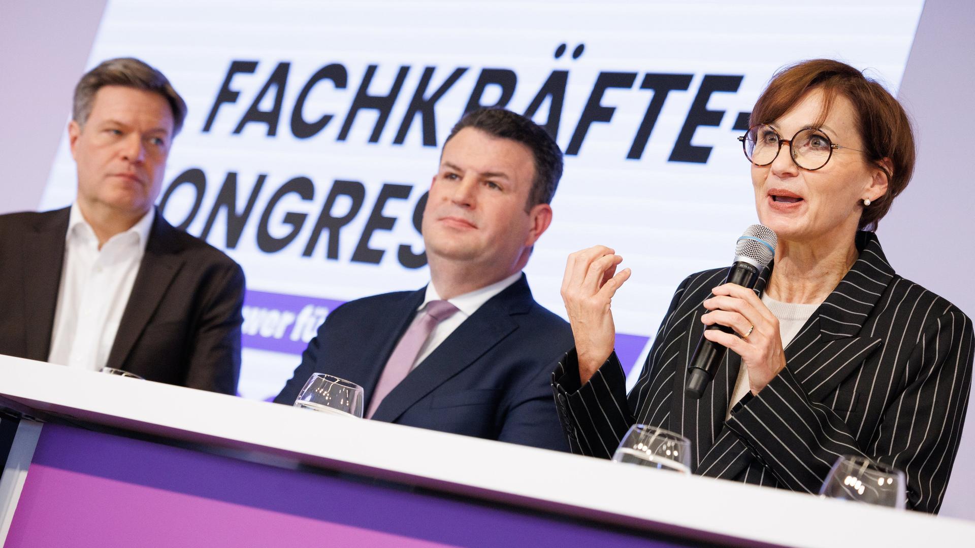 Berlin: Robert Habeck (Bündnis 90/Die Grünen, l-r), Bundesminister für Wirtschaft und Klimaschutz, Hubertus Heil (SPD), Bundesminister für Arbeit und Soziales, und Bettina Stark-Watzinger (FDP), Bundesministerin für Bildung und Forschung, sprechen bei der Eröffnung von dem Fachkräftekongress «Mehr Power fürs Fachkräfteland».