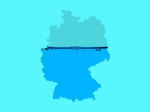 Umriss von Deutschland, der wie ein Glas zu einem Teil mit Wasser gefüllt ist.