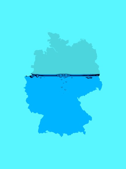 Umriss von Deutschland, der wie ein Glas zu einem Teil mit Wasser gefüllt ist.