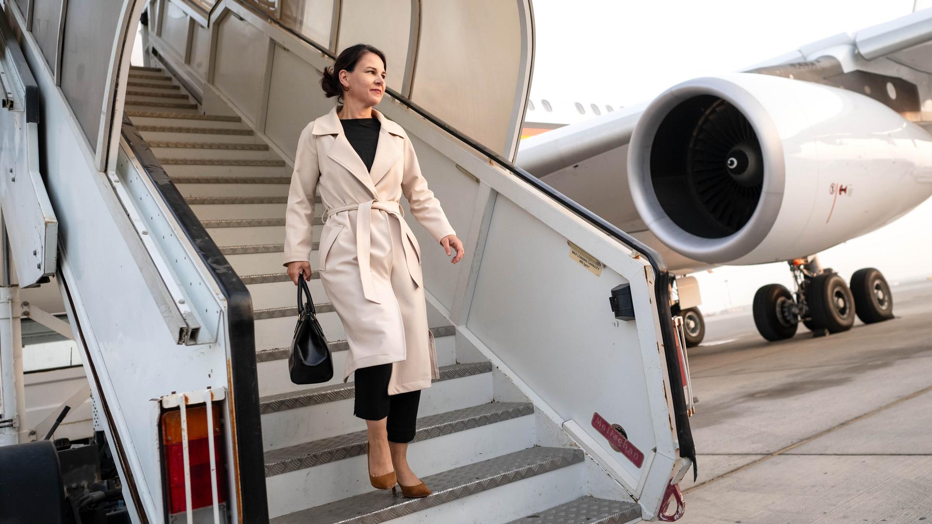 Annalena Baerbock steigt am Flughafen in Abu Dhabi aus dem Flugzeug.