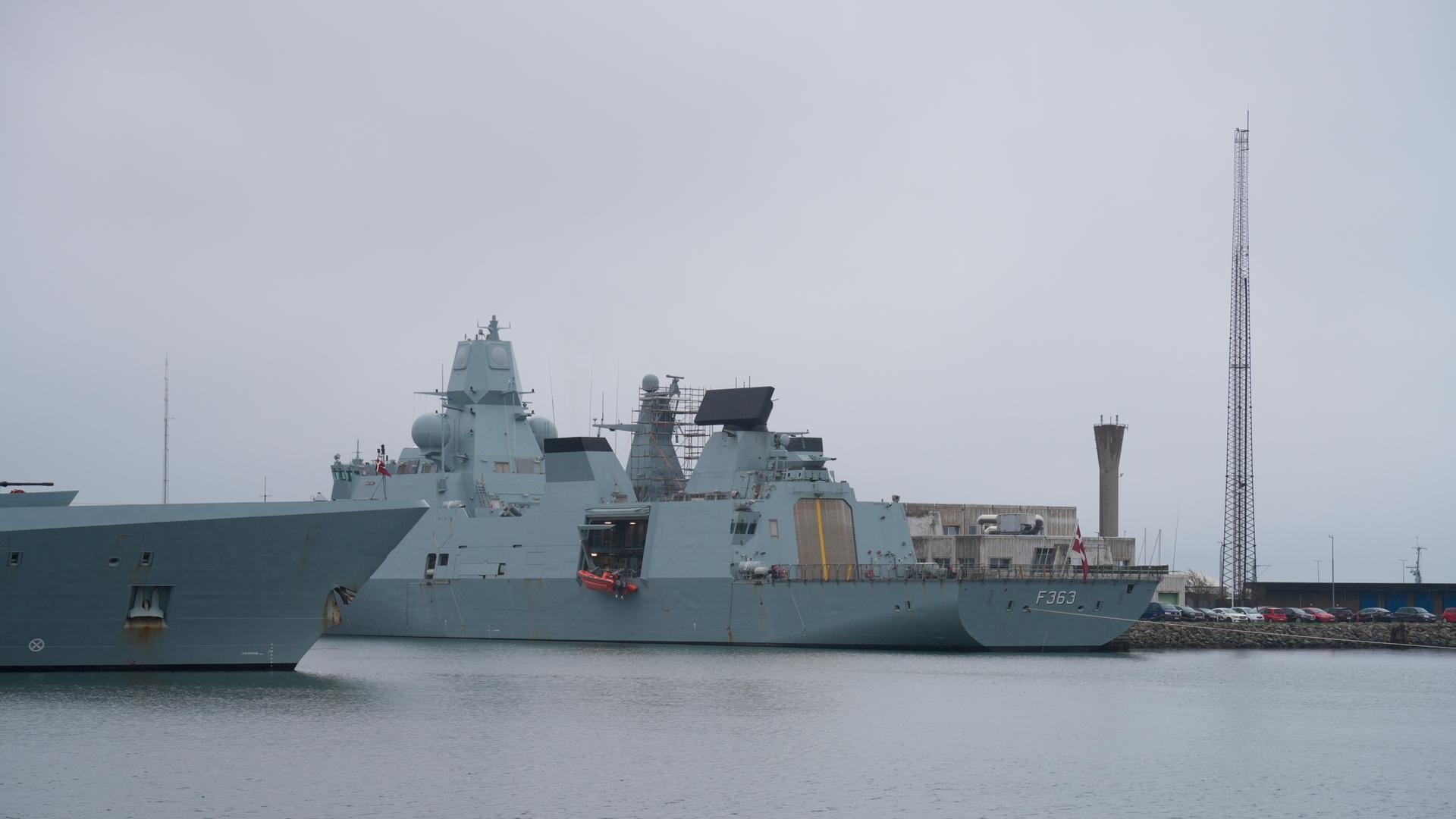 Dänemark, Korsoer: Die dänische Fregatte "HDMS Niels Juel, Nummer F36", liegt vor Anker. Dänemark, Korsoer: Die dänische Fregatte "HDMS Niels Juel, Nummer F36", liegt vor Anker.