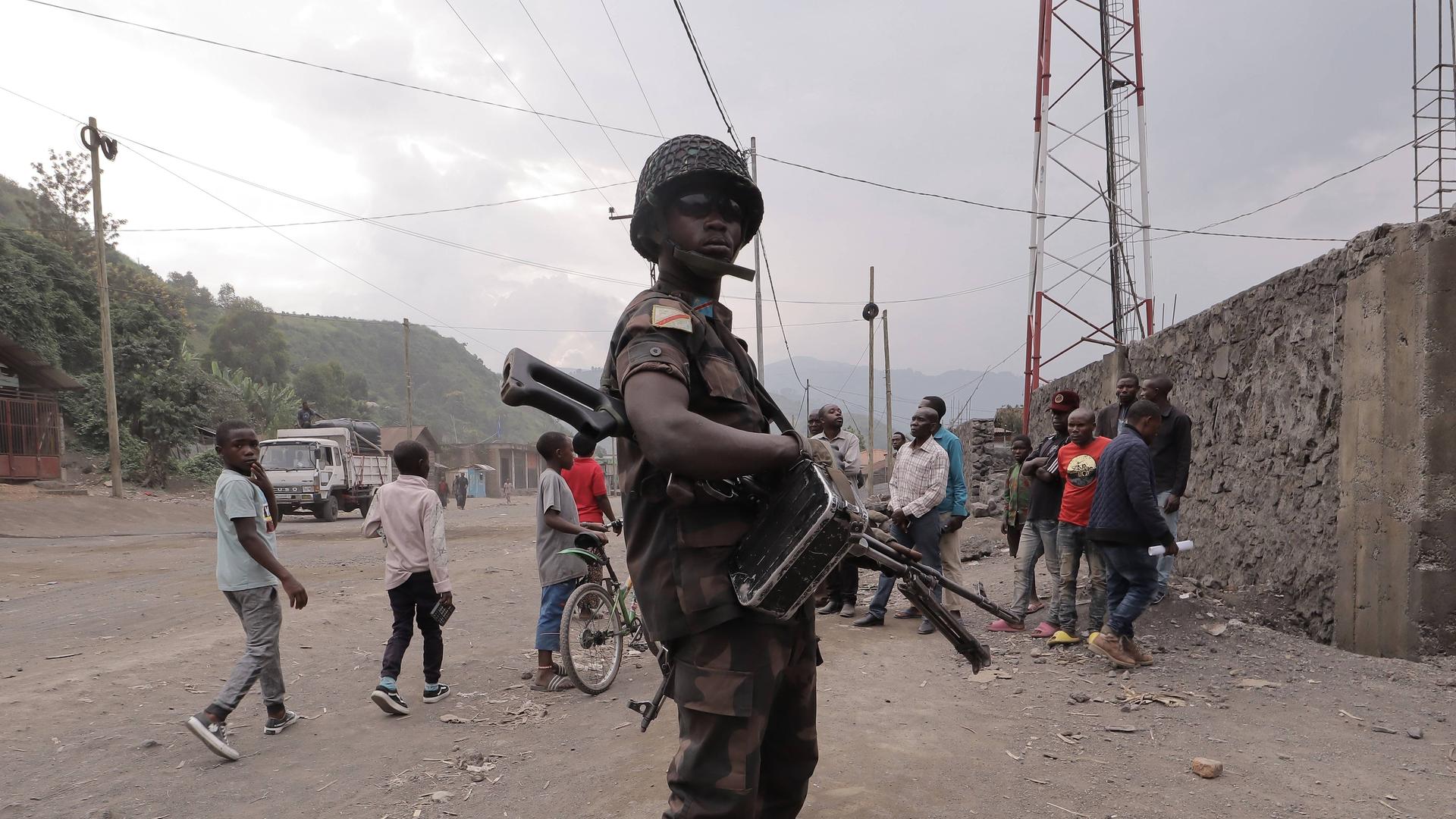 Ein bewaffneter Soldat steht auf einer Straße in der kongolesischen Stadt Sake Wache.