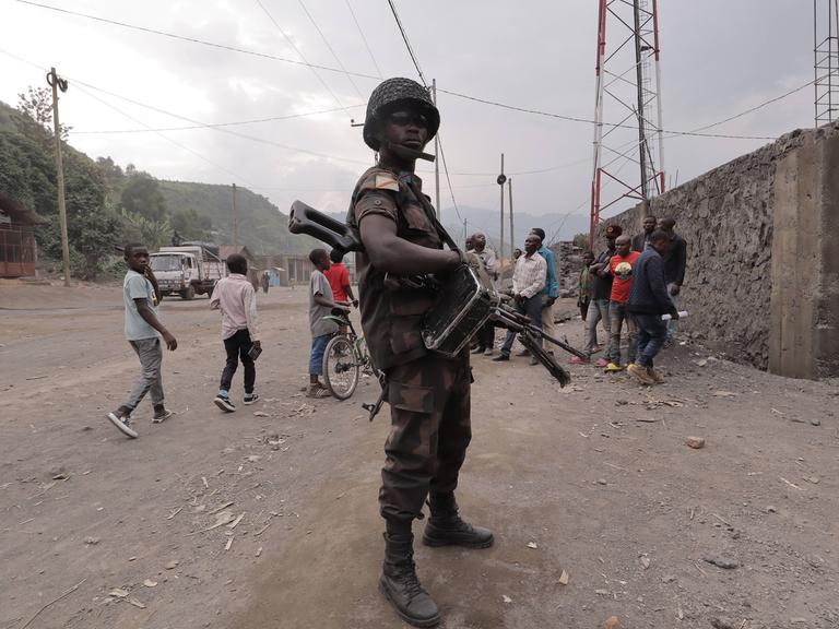 Ein bewaffneter Soldat steht auf einer Straße in der kongolesischen Stadt Sake Wache.