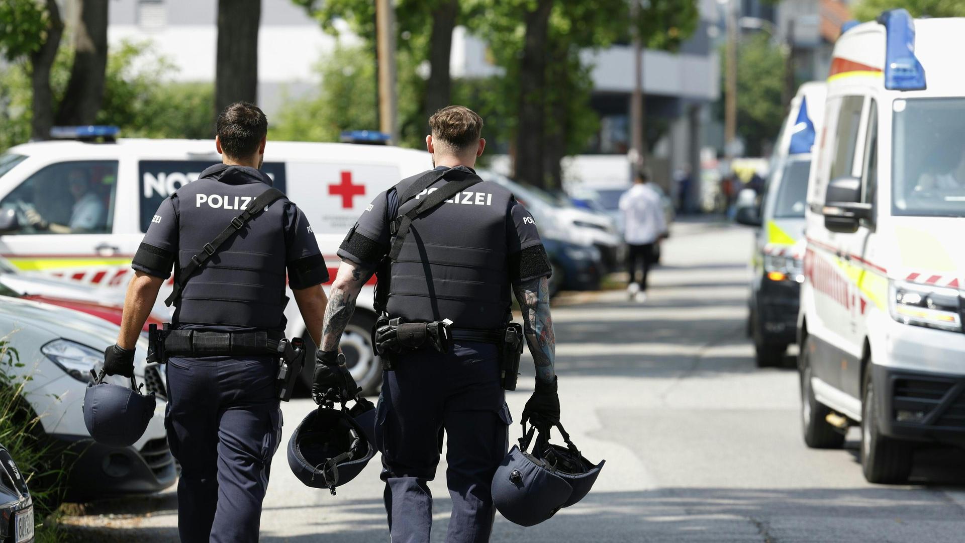 Ein Polizei-Großeinsatz ist am Dienstagvormittag, 10. Juni 2025, in einer Grazer Schule in der Dreierschützengasse angelaufen. Im Bild: Einsatzkräfte in der Nähe des Tatorts.