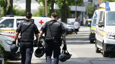 Polizisten in der Nähe des Tatorts in Graz