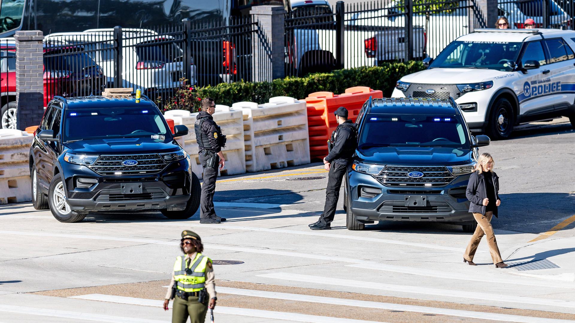 Mehrere Polizeiautos sperren in New Orleans eine Straße vor dem Football-Stadion ab.