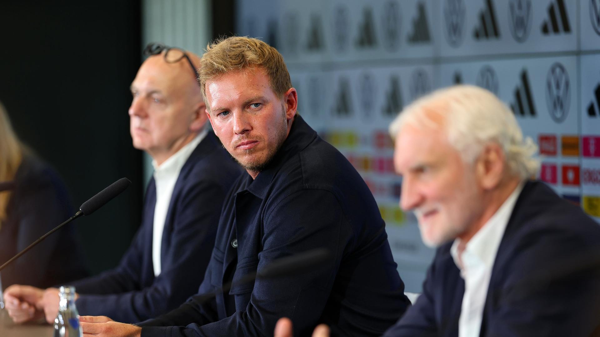 Der neue Bundestrainer Julian Nagelsmann (M) sitzt neben DFB-Präsident Bernd Neuendorf (l) und DFB-Sportdirektor Rudi Völler.