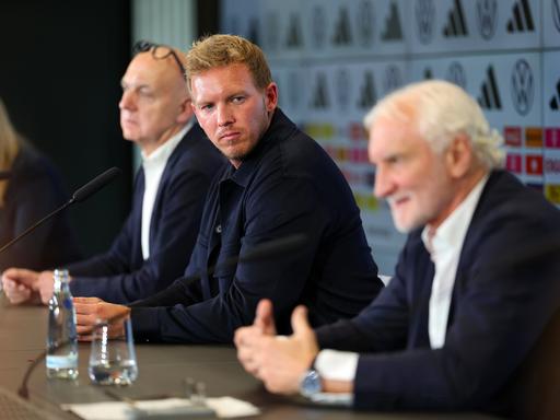 Der neue Bundestrainer Julian Nagelsmann (M) sitzt neben DFB-Präsident Bernd Neuendorf (l) und DFB-Sportdirektor Rudi Völler.