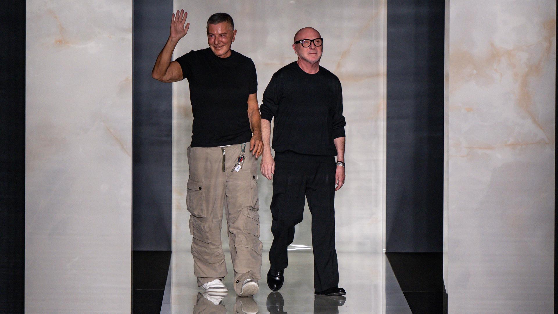 Stefano Gabbana und Domenico Dolce gehen über einen Laufsteg.