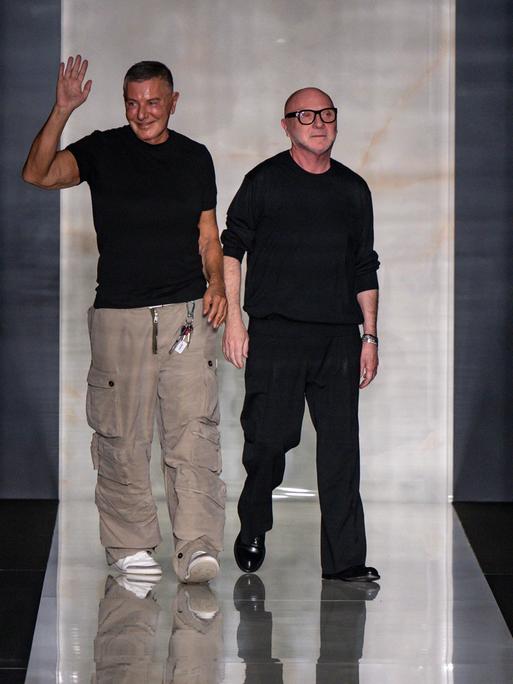 Stefano Gabbana und Domenico Dolce gehen über einen Laufsteg.