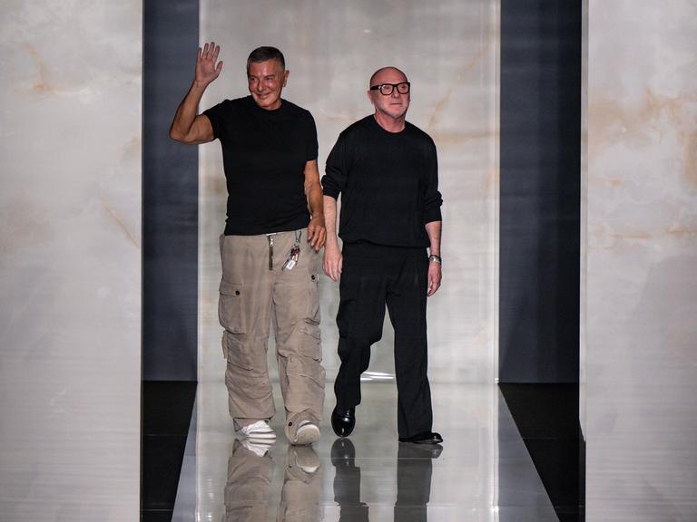 Stefano Gabbana und Domenico Dolce gehen über einen Laufsteg.