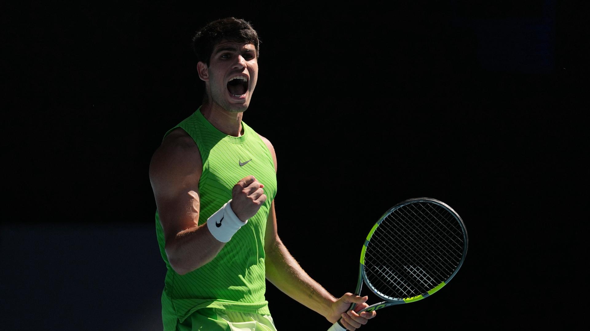 Carlos Alcaraz ballt die Faust und jubelt.