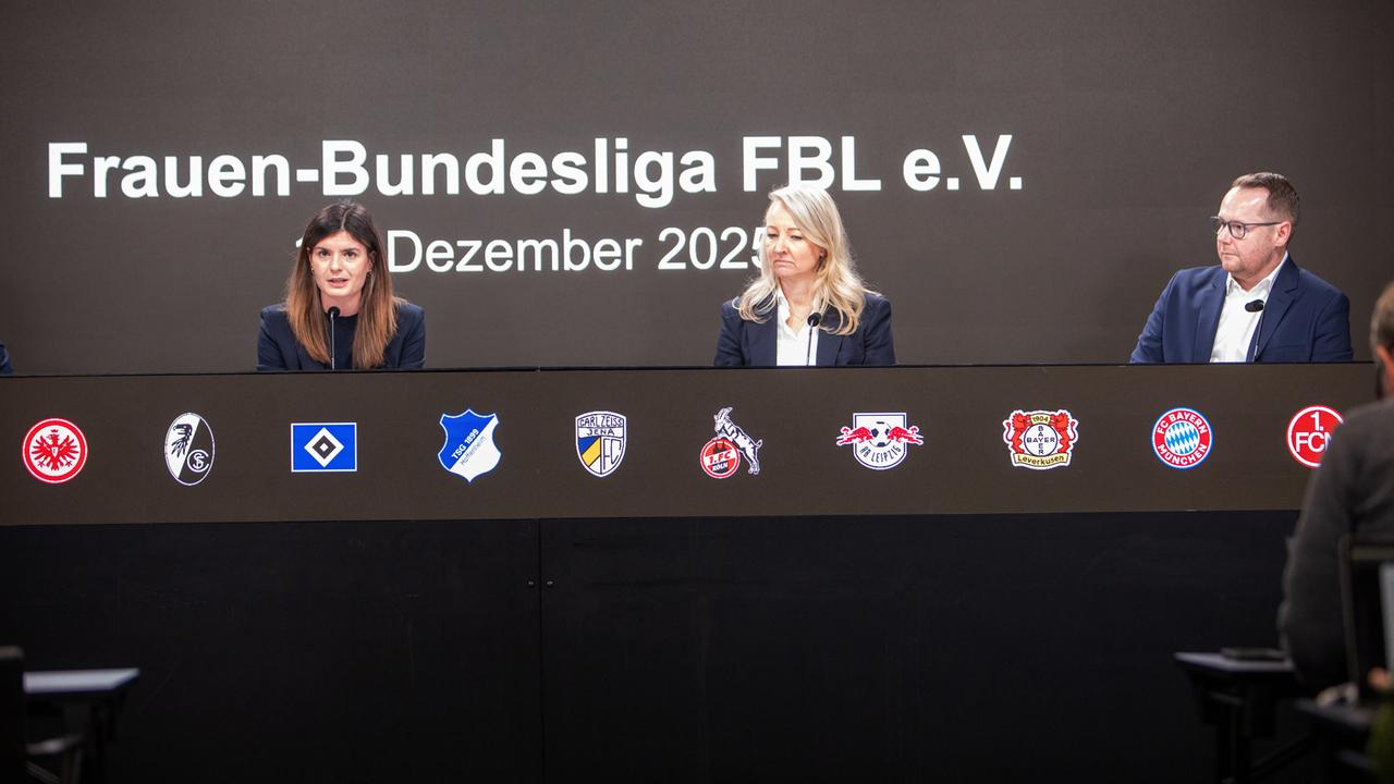 Die neue FBL-Präsidentin Katharina Kiel und ihre Vizes Veronica Saß (Bayern München) und Florian Zeutschler (SGS Essen) bei einer Pressekonferenz.