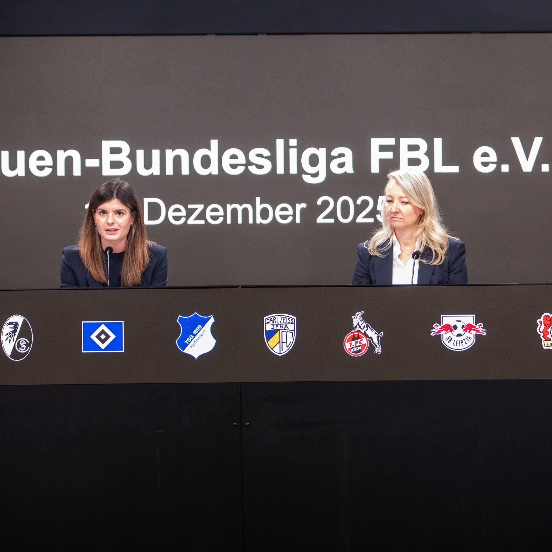 Die neue FBL-Präsidentin Katharina Kiel und ihre Vizes Veronica Saß (Bayern München) und Florian Zeutschler (SGS Essen) bei einer Pressekonferenz.