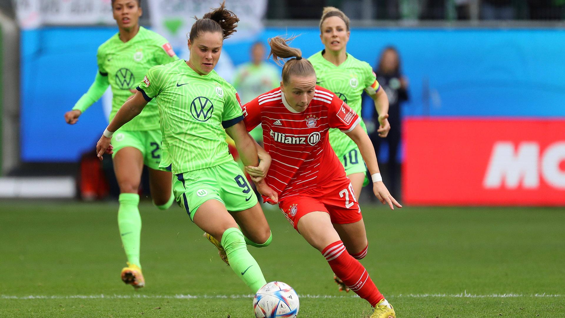 Ewa Pajor vom VfL Wolfsburg (links) und Bayern Münchens Franziska Kett im Zweikampf bei einem Bundesligaspiel Ewa Pajor vom VfL Wolfsburg (links) und Bayern Münchens Franziska Kett im Zweikampf bei einem Bundesligaspiel