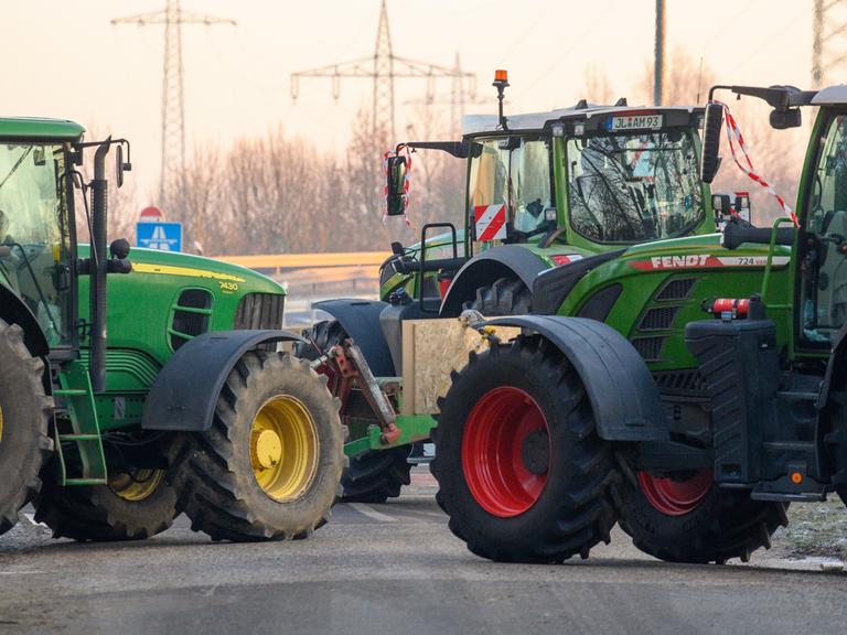 Bauernproteste: Traktoren blockieren Autobahnauffahrten bei Magdeburg.